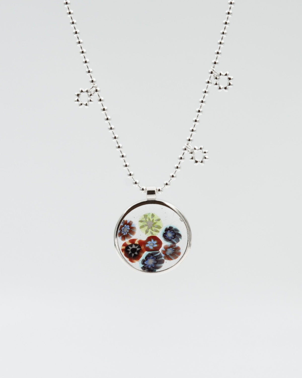 Pidetty Millefiori-riipus iso 55 cm hopea