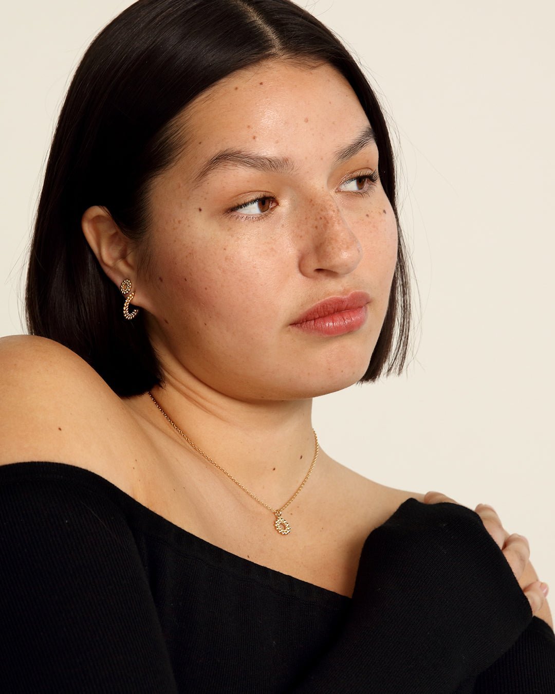 Valoisa singe stud earring bronze