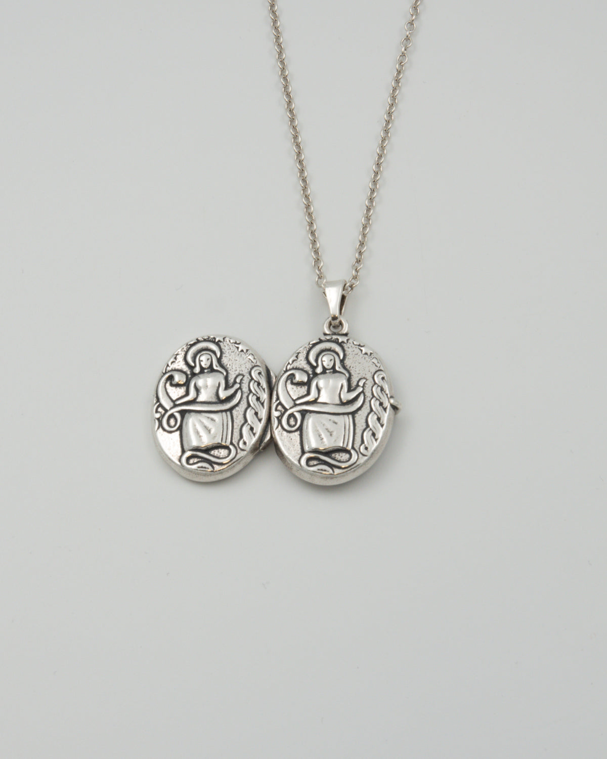 Pidetty Madonna-medaljonki 70 cm hopea