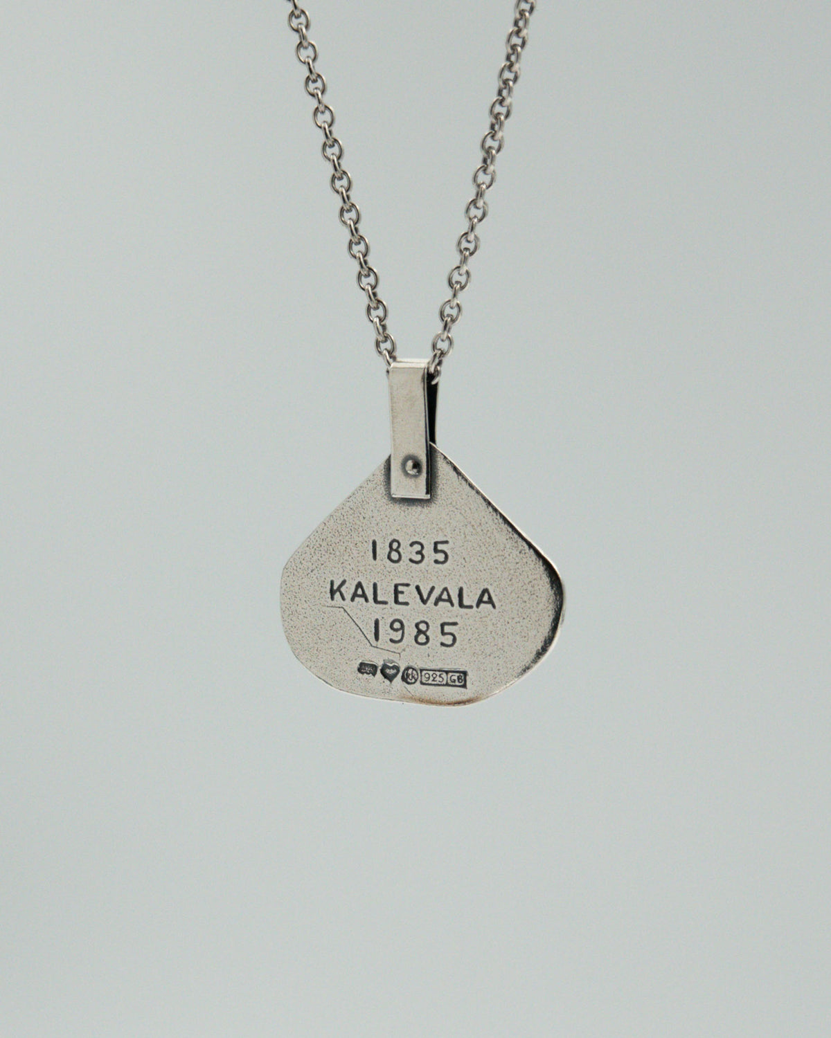 Pidetty Kalevala 150 vuotta -juhlariipus hopea