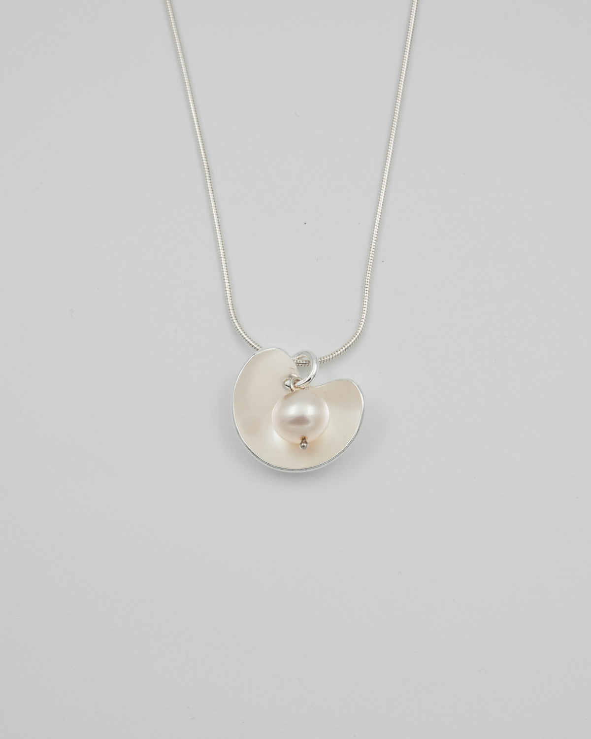 Kept in Suojassa pendant 45 cm silver pearl