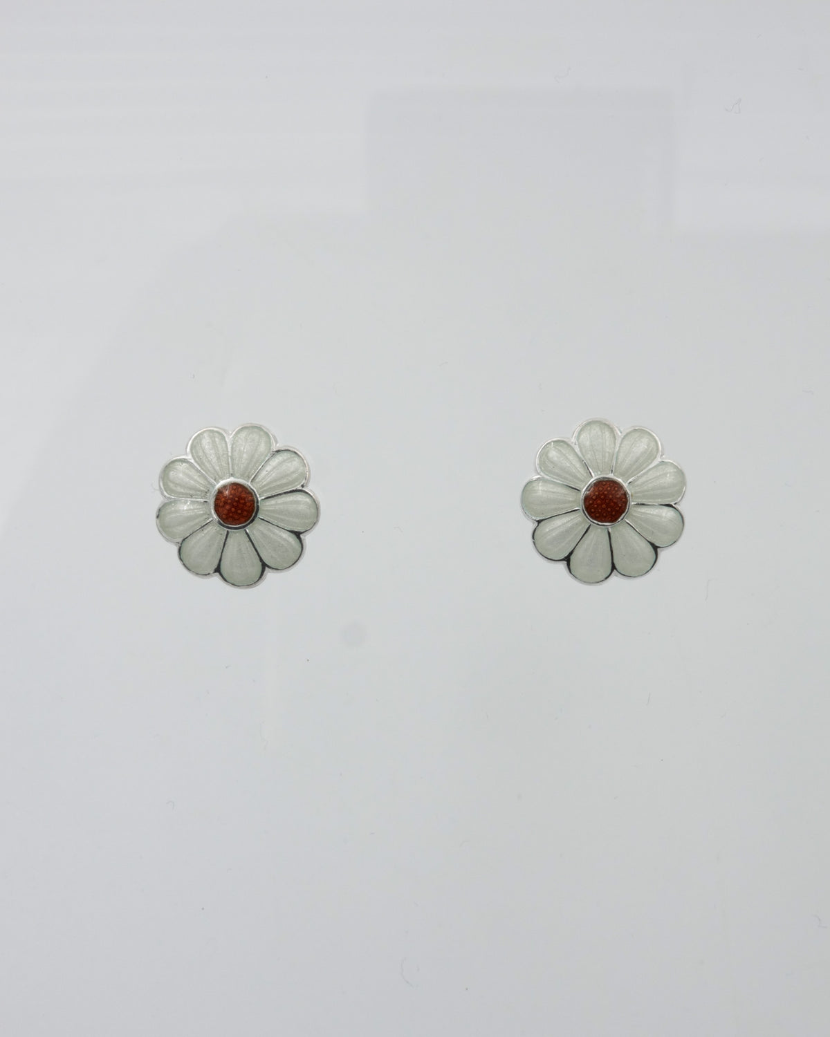 Kept Kukkaketo earrings silver pin white