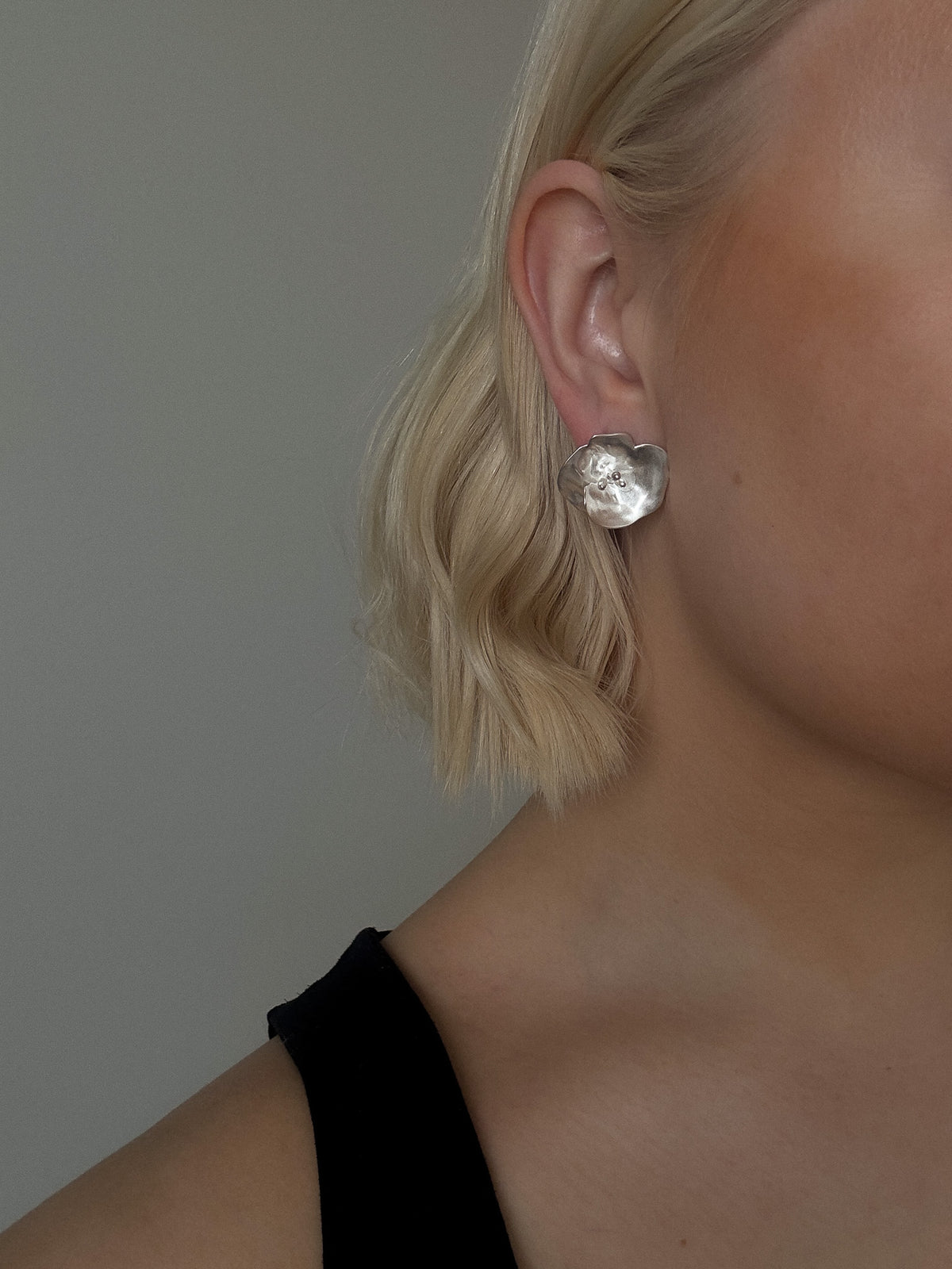 Summer night rose single earring medium size silver
