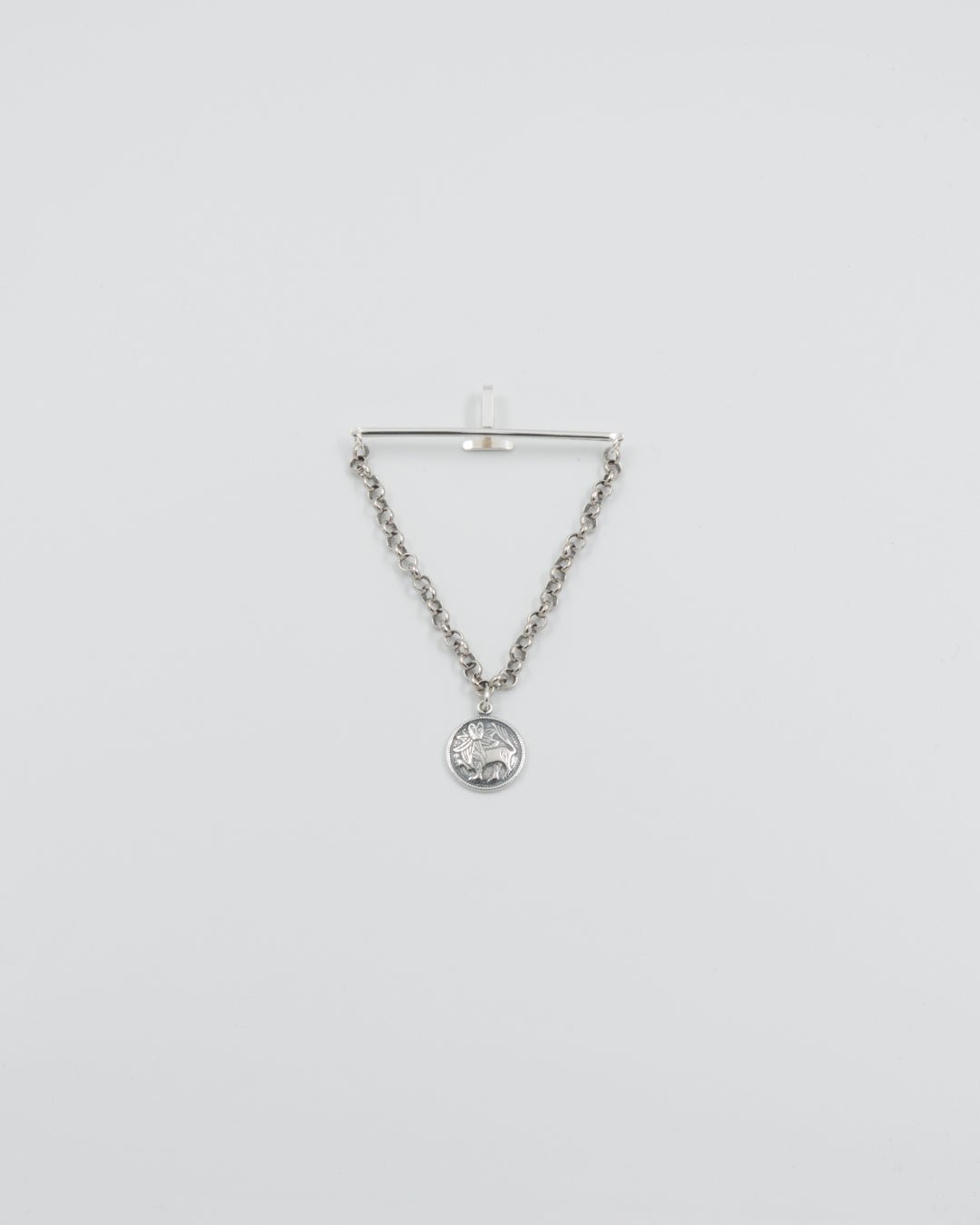 Kept Aurinkoleijona tie pin with chain silver